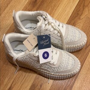 Universal Thread Off-White Textured Sneakers